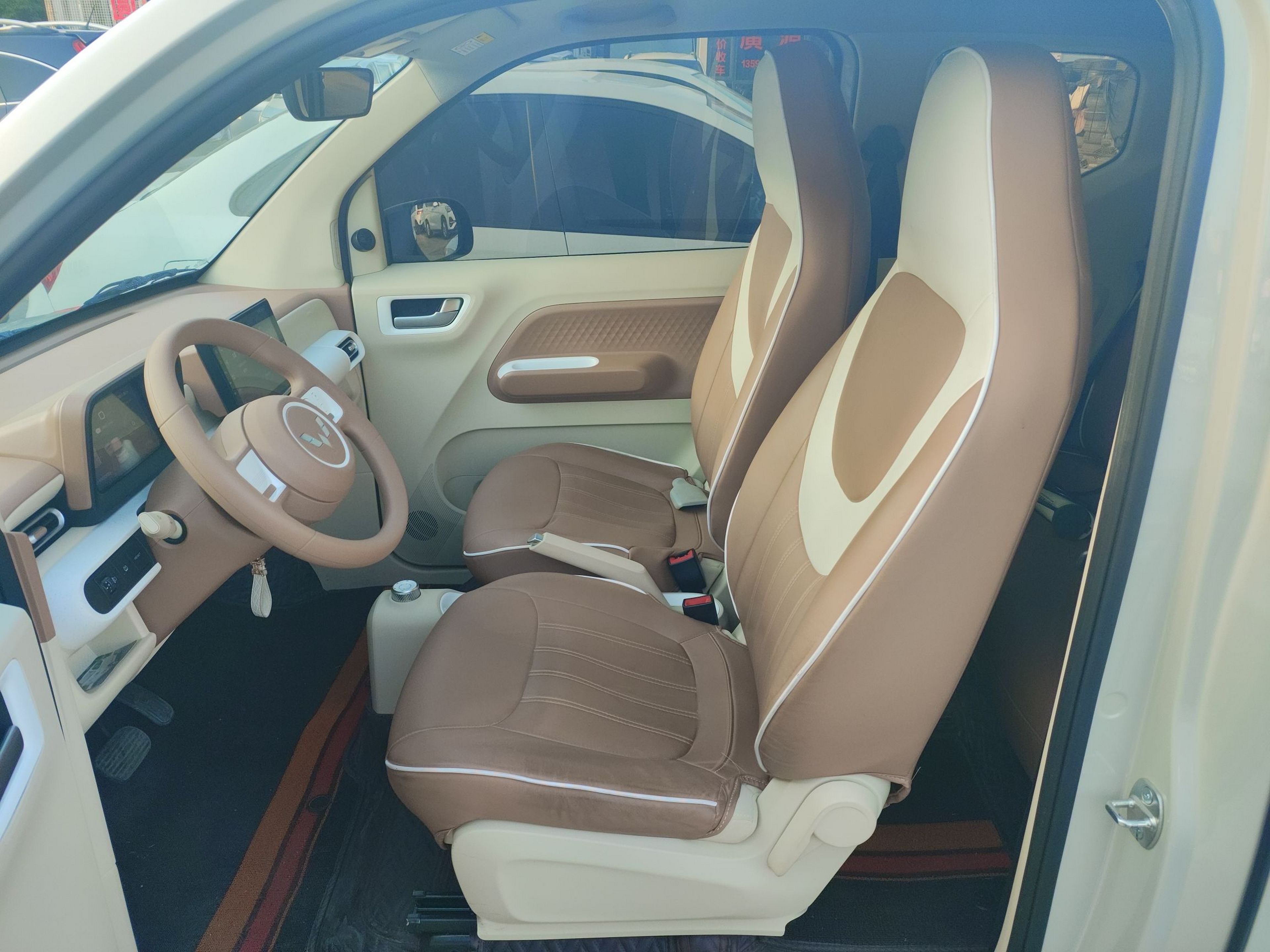 المقاعد الأمامية داخل السيارة