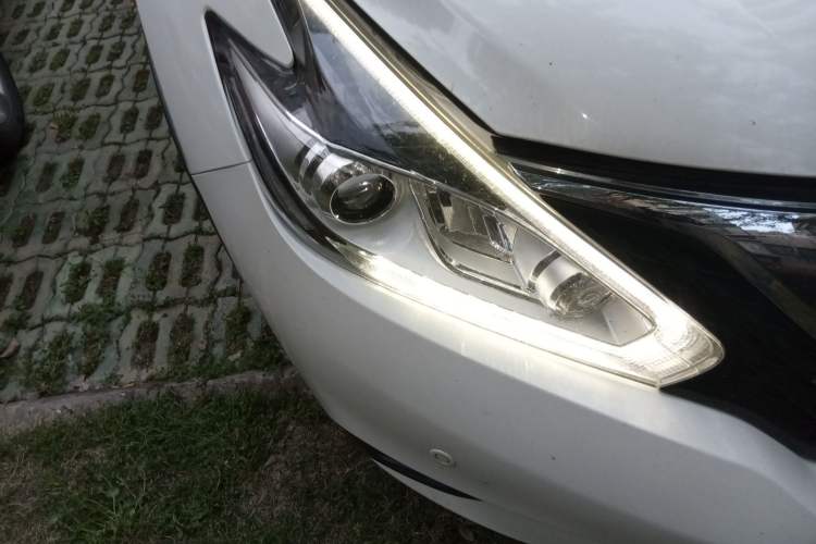 Used Nissan Murano 2015 2.5L XL Two-Wheel Drive Smart Edition Right Front Headlight