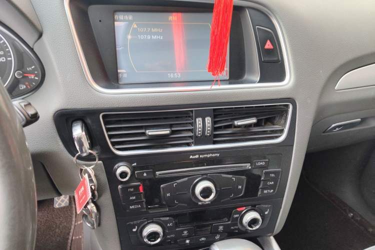 Used Audi Q5 2015 40 TFSI Technology Edition Audio And AC Panel