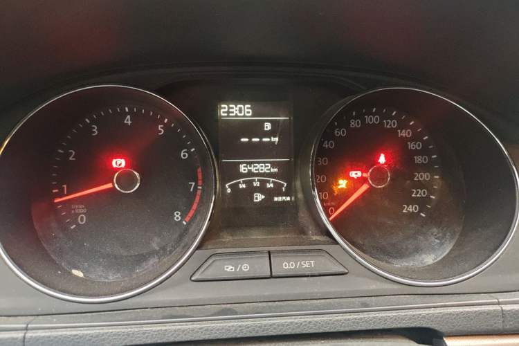 Used Volkswagen Lavida 2015 1.6L Manual Comfort Edition Odometer Close Up