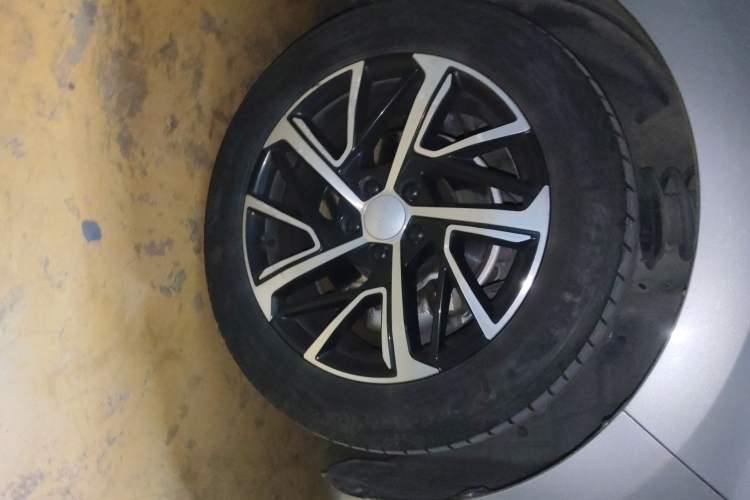 Used Haval JOLION 2021 1.5T Automatic Grand Three-Volume Version Right Front Wheel Hub