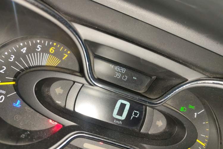 Used Renault Captur 2015 1.2T Automatic Comfort Edition Odometer Close Up