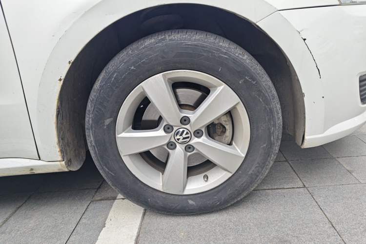 Used Volkswagen Gran Lavida 2013 1.6L Manual Fashion Model Right Front Wheel Hub