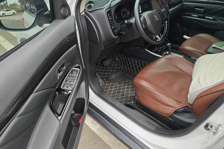 Used Mitsubishi Outlander 2019 2.0L Two-Wheel Drive Comfort Edition 5 Seats China VI Standard