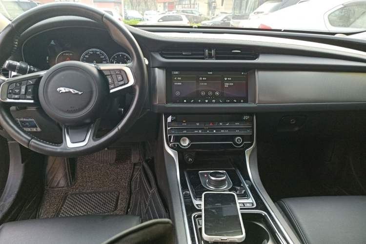 Used Jaguar XFL 2020 XFL 2.0T P200 Two-Wheel-Drive Elite Edition Center Console