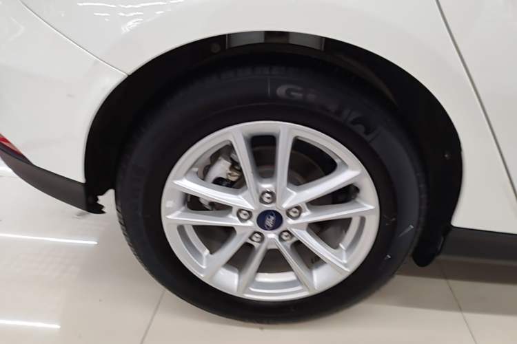 Used Ford Focus 2015 Hatchback 1.6L Manual Fashion Edition

