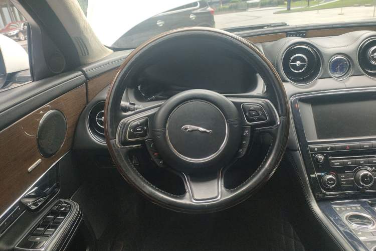 Used Jaguar XJ 2012 XJL 5.0 Panoramic Luxury Edition Steering Wheel
