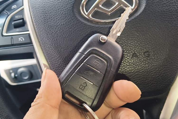 Used SAIC MAXUS Xintu V80 2023 2.0T Manual Classic Aoyuntong Long Wheelbase Mid-Height 6/7/8/9-Seater
