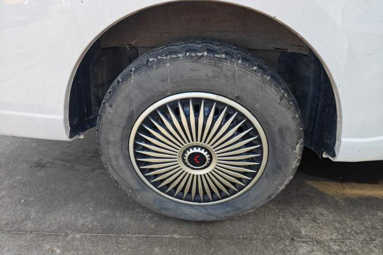 Used Wuling Yangguang 2024 300km Comfort-Grade Passenger Van 60kW