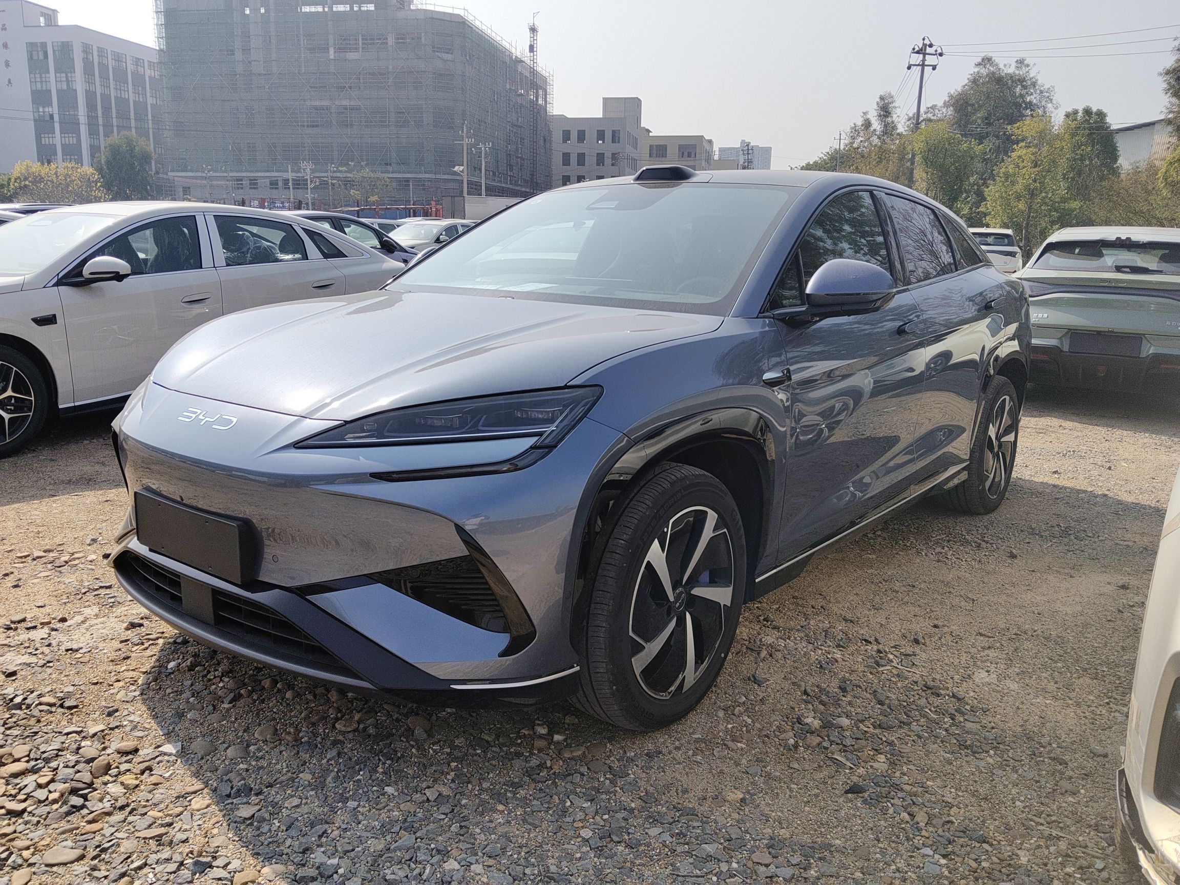 Под передней частью автомобиля