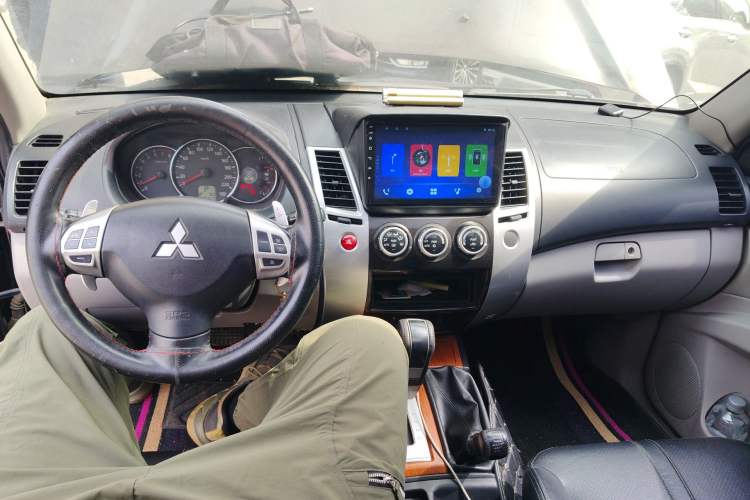 Used Mitsubishi Pajero Sport 2011 3.0L Luxury Navigation Edition Center Console