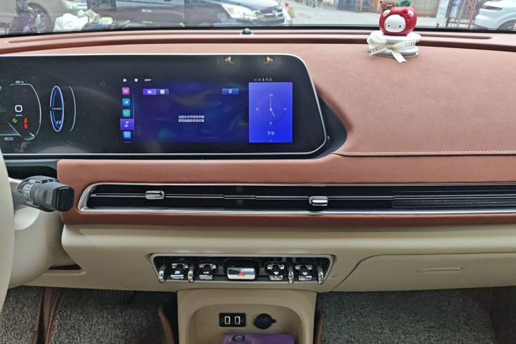 Used ORA Good Cat 2022 Morandi Edition 400km Standard Range Luxury Version Lithium-Ion Battery Audio And AC Panel