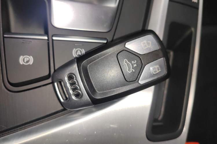 Used Audi A4L 2019 40 TFSI Fashion Edition China VI Emission Standard Vehicle Key
