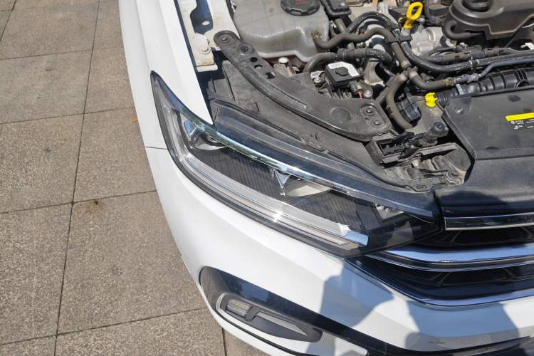 Used Volkswagen T-ROC 2023 300TSI DSG Two-Wheel-Drive Chen Guang Edition Right Front Headlight