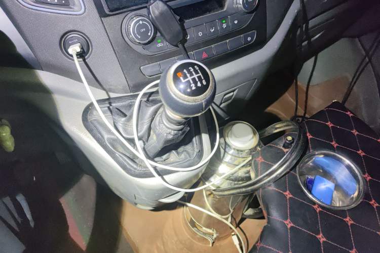 Used Foton Toano 2023 Cummins 2.8T Manual Jixiang Van Extended Wheelbase Mid-Roof Design Rear Dual Tires 3-Seater Configuration
