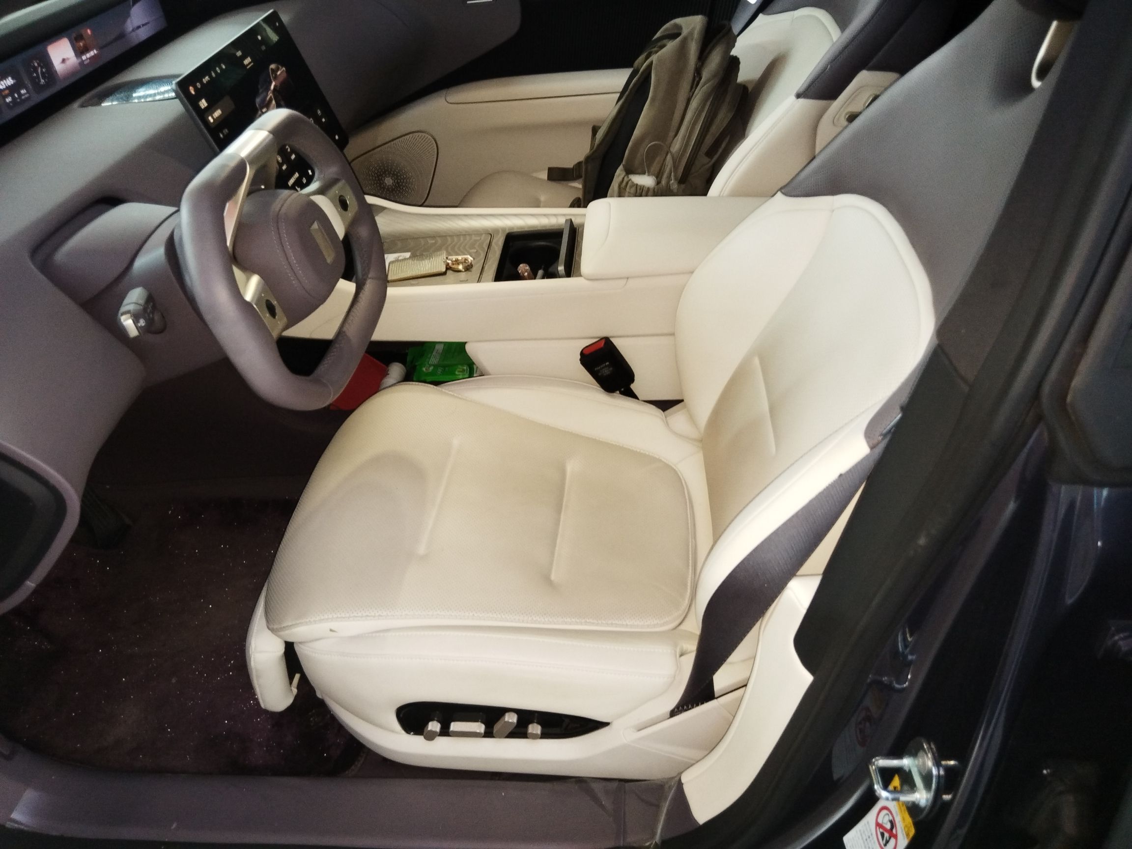 Переднее сиденье в автомобиле