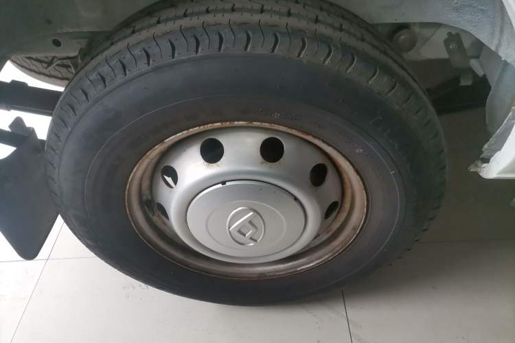 Used SAIC MAXUS Xintu V80 2023 2.0T Manual Classic Aoyuntong Short Wheelbase Mid-Roof 7/8/9-Seater