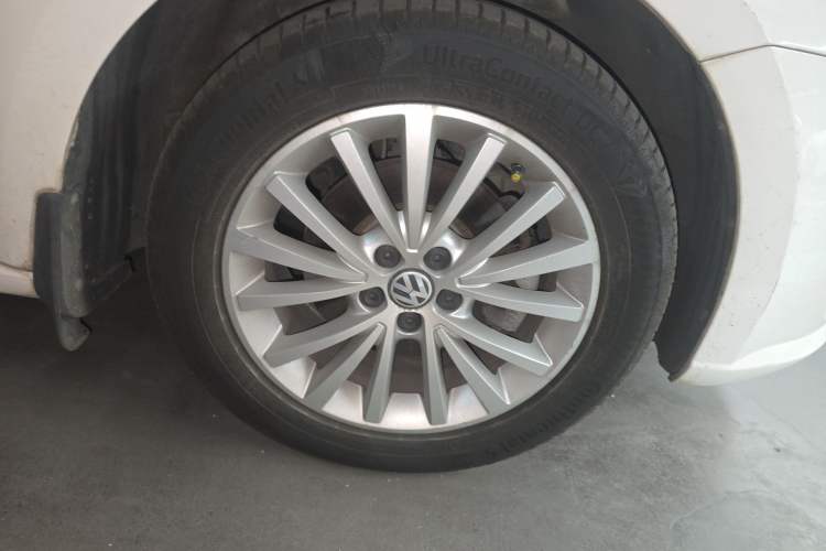 Used Volkswagen Lavida 2013 Revised Version 1.6L Automatic Luxury Edition Right Front Wheel Hub