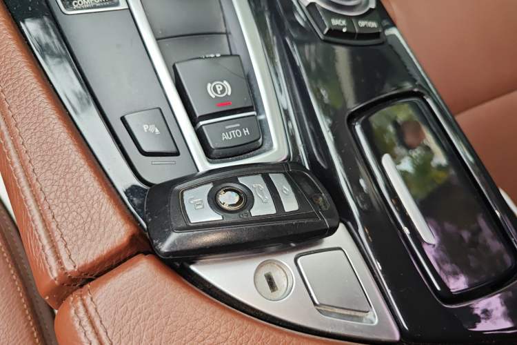 Used BMW 5 Series 2014 520Li Elegant Model
