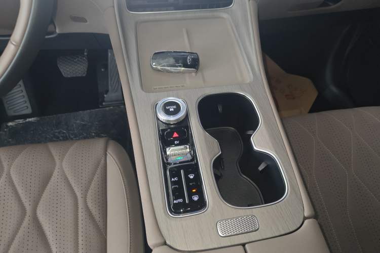 Used Chery Tiggo 8 PLUS C-DM 2025 1.5T 116 km Prestige Version 5 Seats Gear Lever