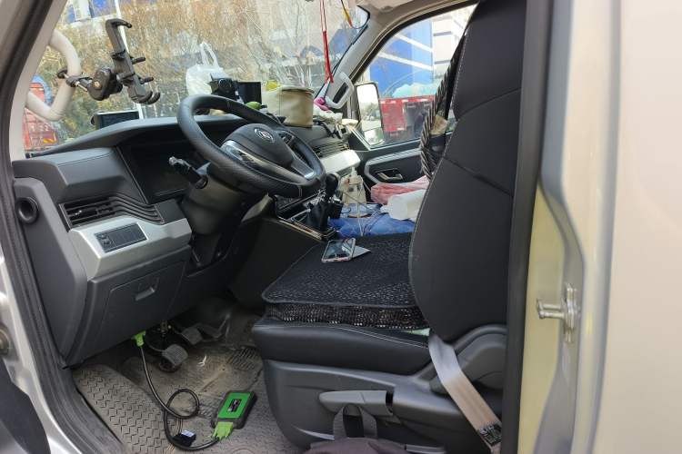 Used Dongfeng Yufeng 2023 V9+ 2.3T Manual Rear-Drive Cargo Van with Dual Rear Tires 3-Seater Left Front Seat