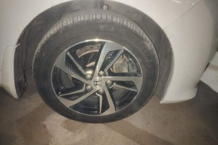 Used Honda Odyssey 2015 Updated Version 2.4L Smart Edition Right Front Wheel Hub