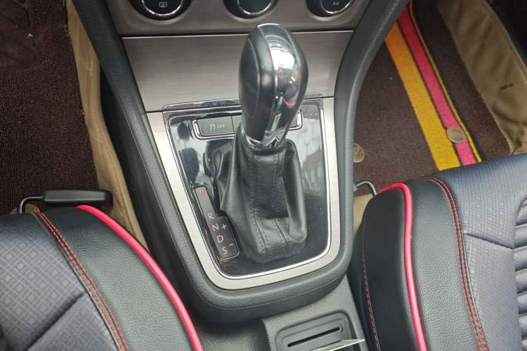 Used Volkswagen Lavida 2013 1.6L Automatic Luxury Edition Gear Lever