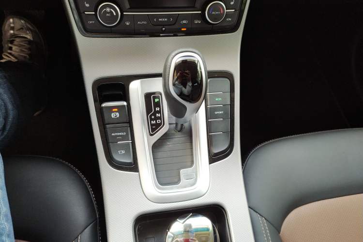 Used Geely Auto Emgrand GL 2018 1.4T DCT Prestige Smart Connectivity Version Gear Lever