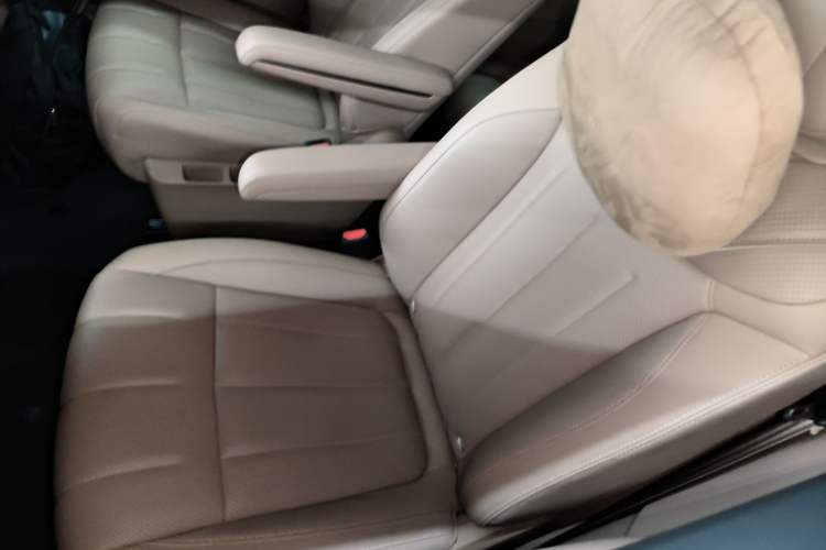 Used ONVO Luxeed L90 2025 Model—Max Six-Seater Version Left Rear Seat