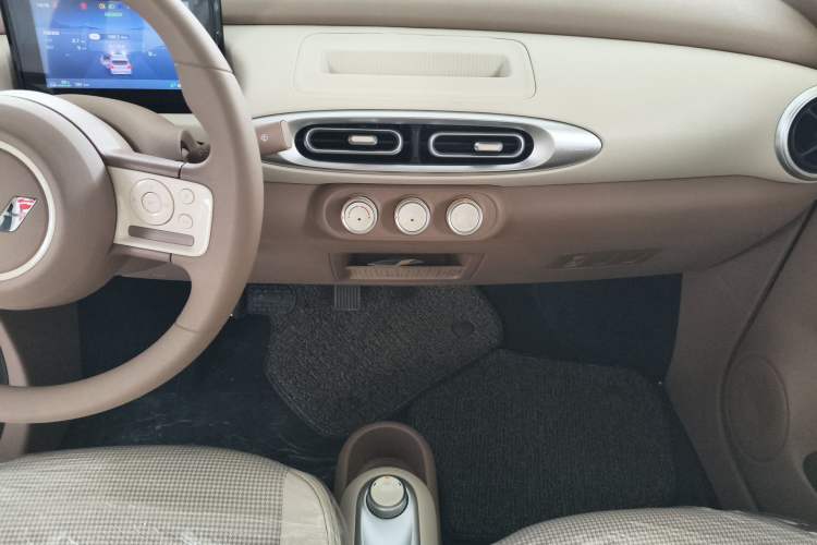 Used Wuling Hongguang MINIEV 2025 Four-Door Version Advanced Edition Audio And AC Panel