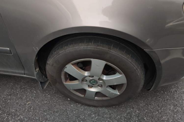 Used Skoda Octavia 2013 1.6L Automatic Elegance Edition Right Front Wheel Hub