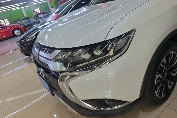 Used Mitsubishi Outlander 2019 2.4L 4x4 Zhi Xiang Edition 7 Seats China VI Standard