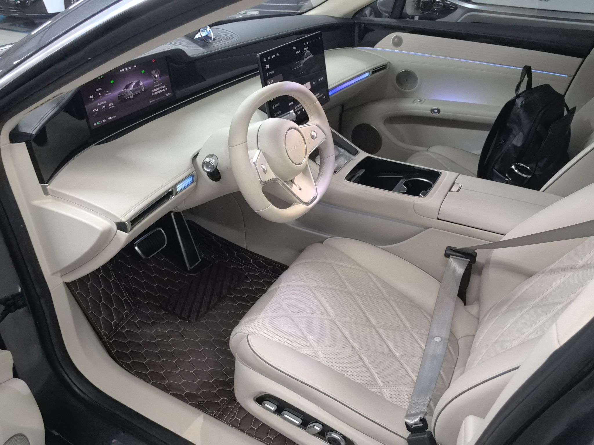 المقاعد الأمامية داخل السيارة