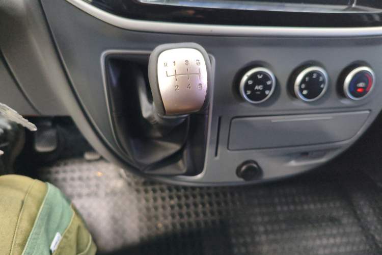 Used SAIC MAXUS Xintu V80 2021 2.0T Manual Classic Aoyuntong Long Wheelbase Mid-Roof 6/7/8/9-Seater