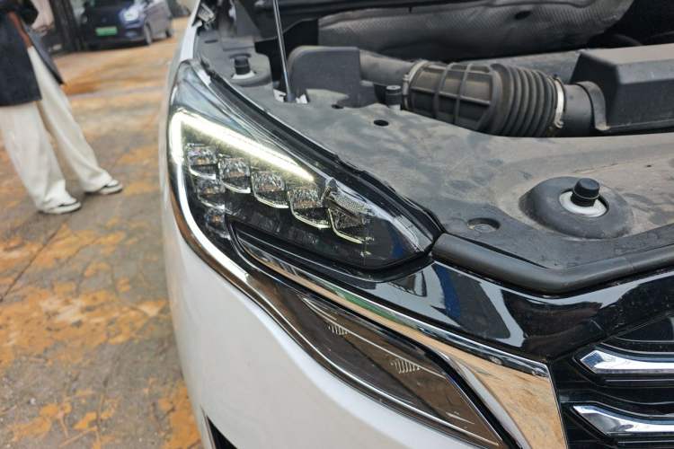 Used Buick GL8 2023 ES Lu Zun Comfort Model Right Front Headlight