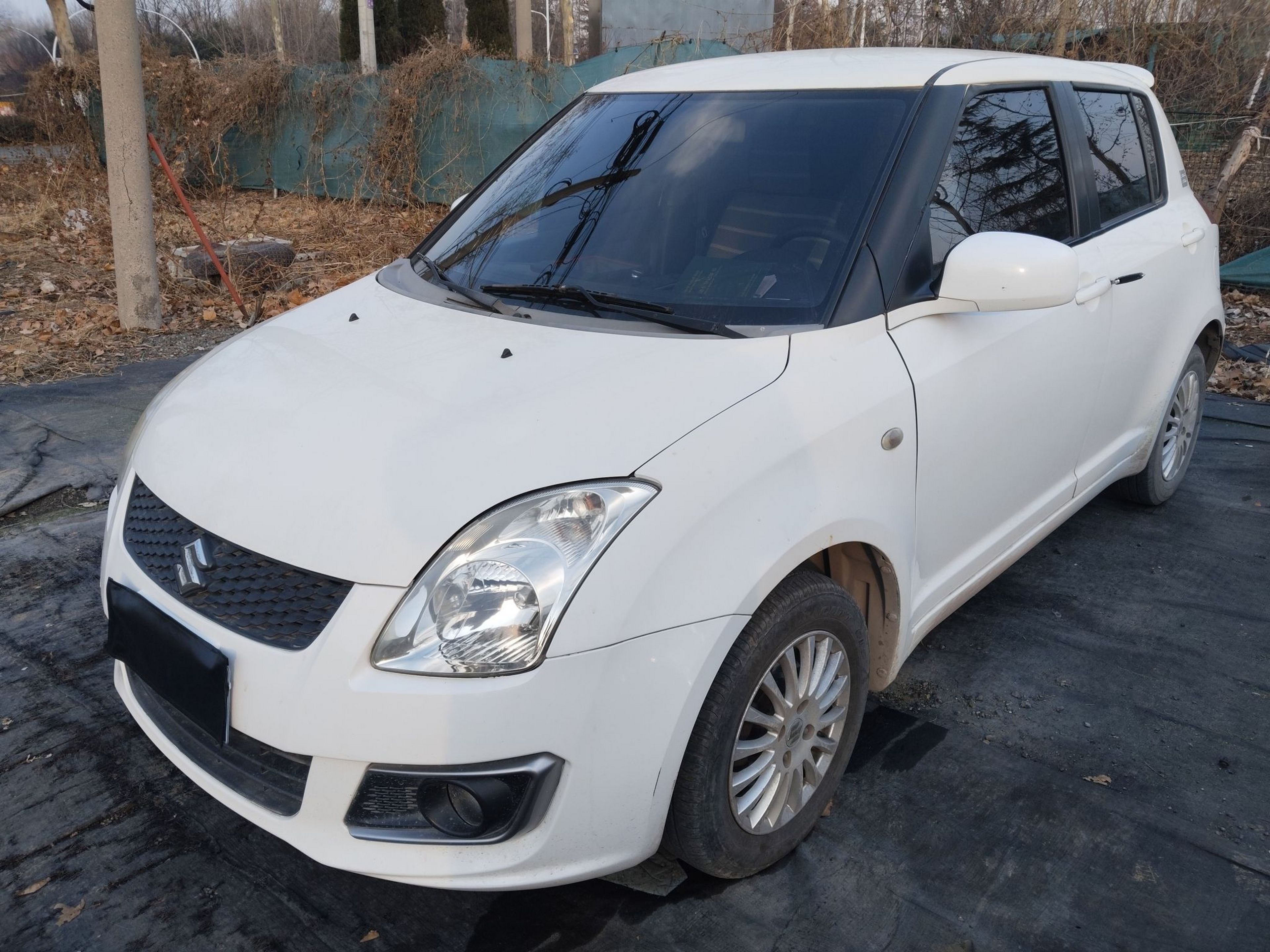 Под передней частью автомобиля