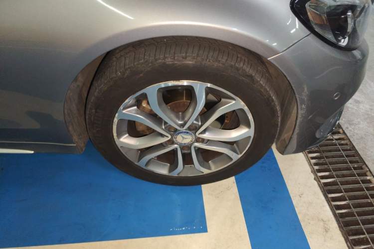 Used Mercedes-Benz C-Class 2015 C 180 L Sport Edition Right Front Wheel Hub