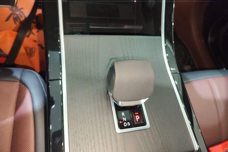 Used Land Rover Range Evoque 2024 Aurora L 249 PS Prestige Light-Chasing Edition Gear Lever