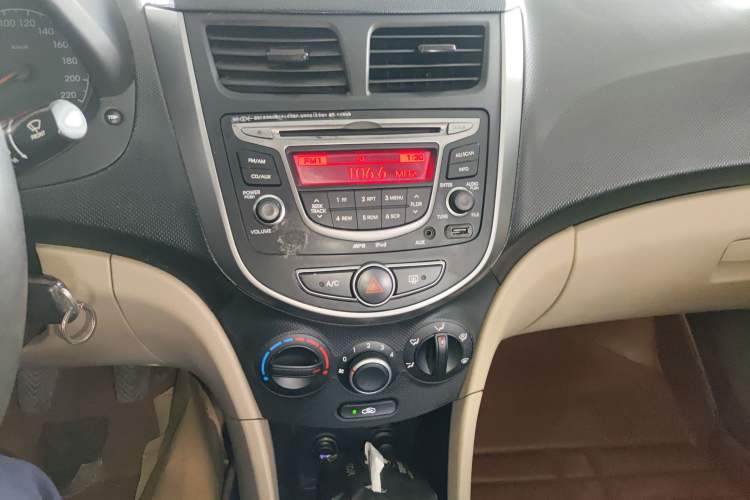 Used Hyundai Verna (older generation) 2014 1.4L Manual Smart GLS Trim