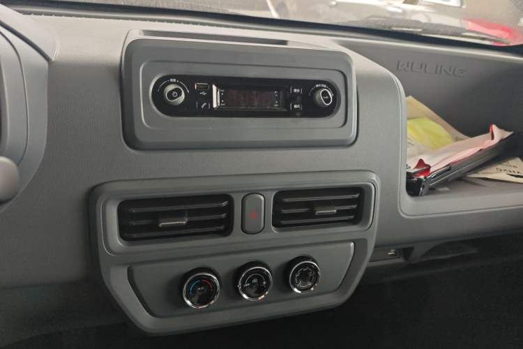 Used Wuling Yangguang 2024 300KM Comfort Version Passenger Van 75kW
