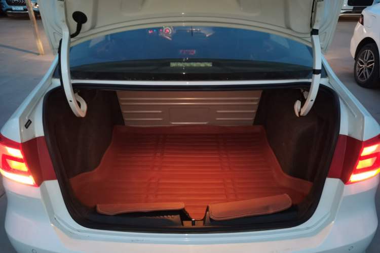 Used Volkswagen Santana 2015 1.6L Automatic Comfort Edition Trunk