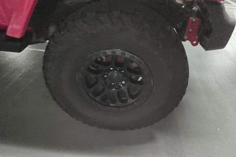 Used Jeep Wrangler 2014 3.0L Sahara Four-Door Edition Right Front Wheel Hub