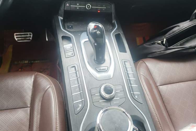 Used Wey VV6 2018 2.0T Two-Wheel-Drive Ultra-Luxury Version China V Standard Gear Lever