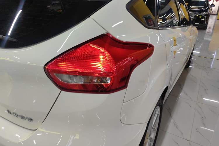 Used Ford Focus 2018 Hatchback Classic 1.6L Automatic Trendy SmartDrive Edition
