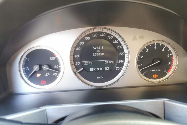 Used Mercedes-Benz GLK-Class 2008 GLK 300 4MATIC Luxury Model Odometer Close Up