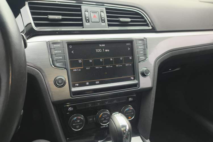 Used Volkswagen Lamando 2018 280TSI DSG Comfort Edition Audio And AC Panel