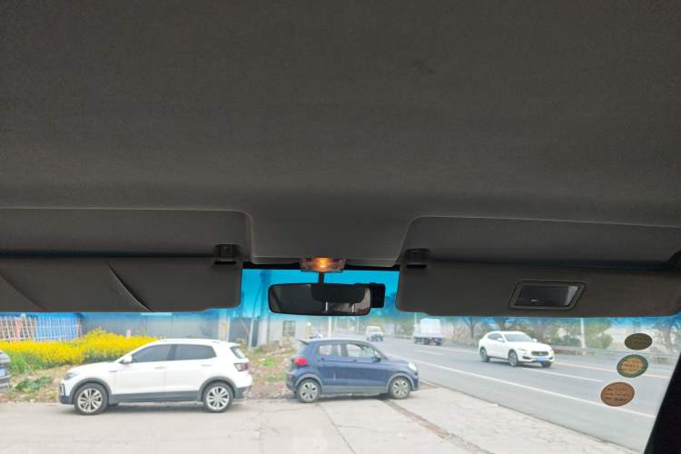 Used Iveco Daily 2023 2.5T A35M1 Short Wheelbase Low-Roof Single-Tire Side-Sliding Door 5-9 Seater Headliner