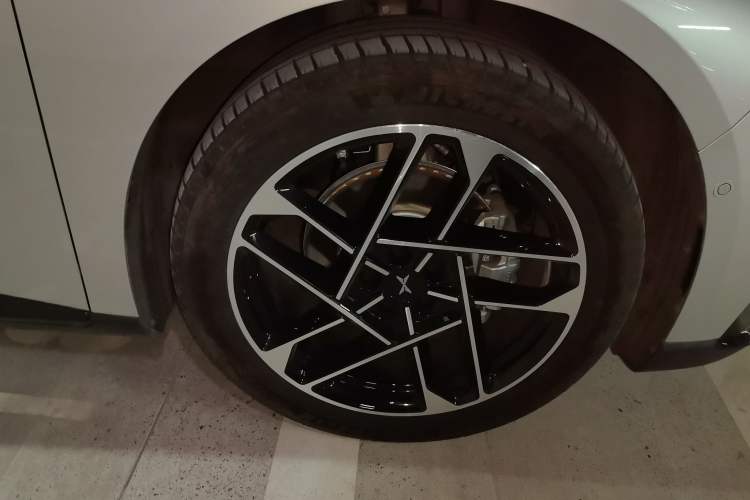 Used XPeng P7+ 2024 Ultra-Long Range Max Right Front Wheel Hub