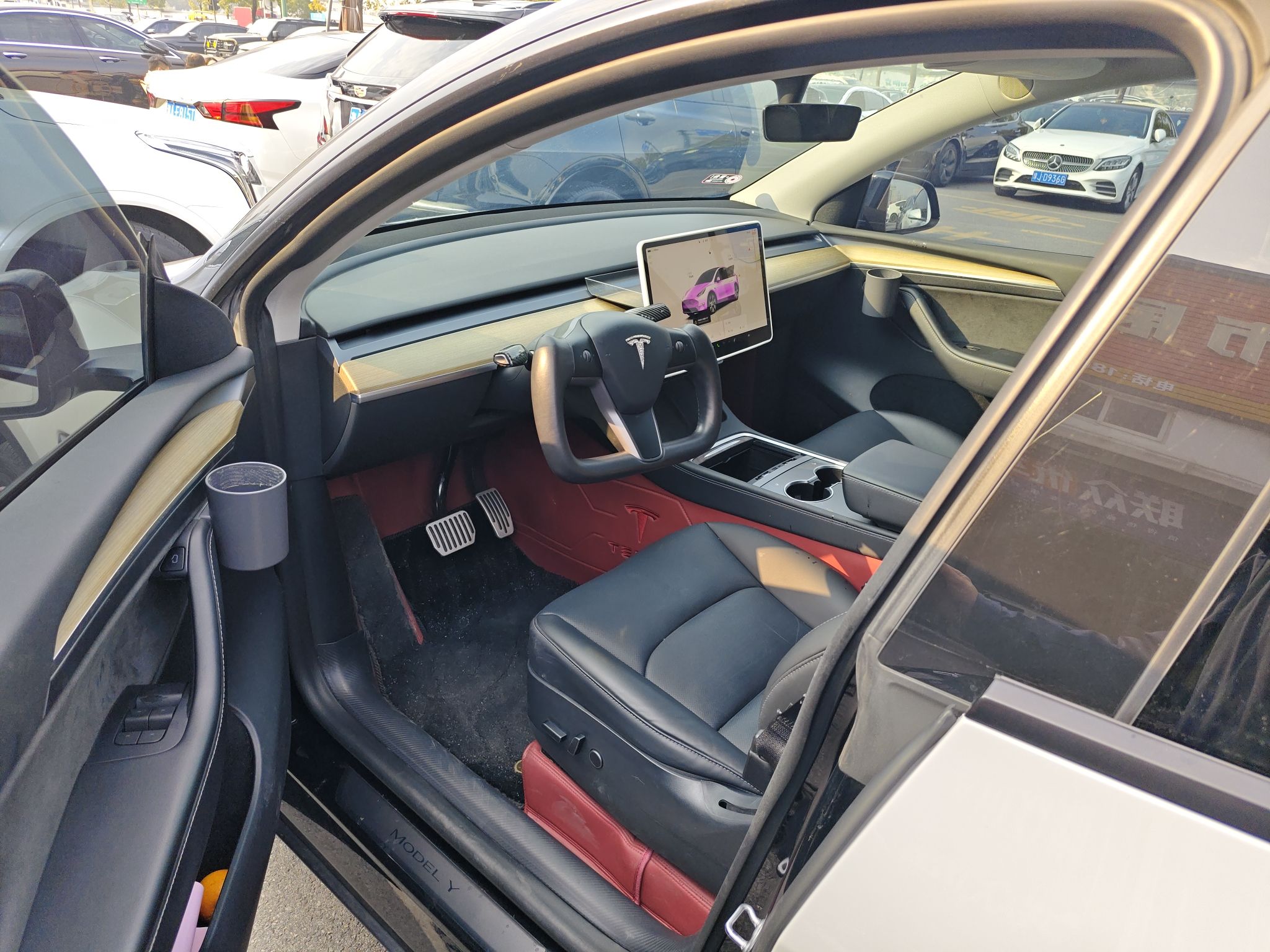 المقاعد الأمامية داخل السيارة