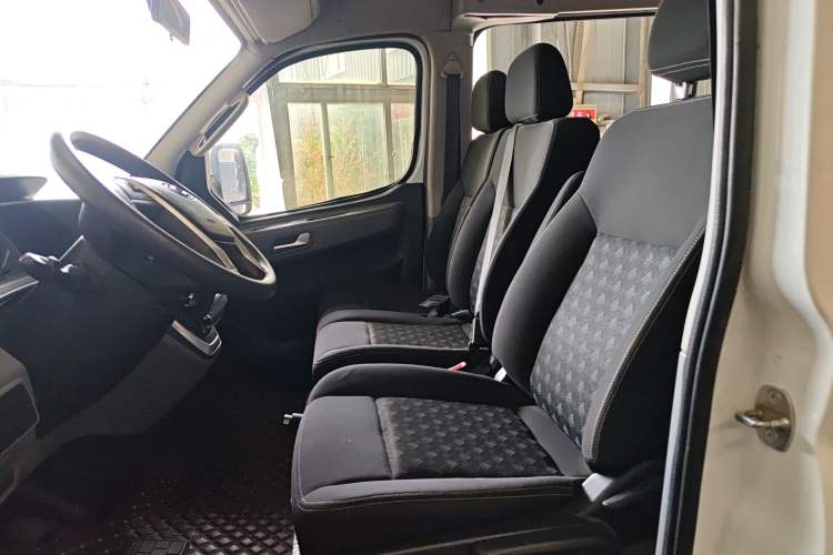 Used SAIC MAXUS Xintu V80 2023 2.0T Manual Classic Aoyuntong Short Wheelbase Mid-Roof 7/8/9-Seater Left Front Seat